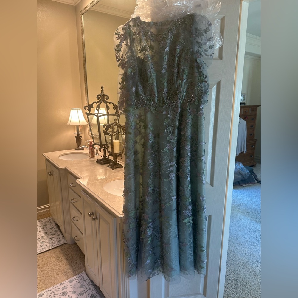 Mac Duggal light Green Puff Sleeve A-Line Dress size 12 - Picture 3 of 6